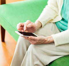 50歳の母親がスマホ依存!?止まらぬ家族の困惑と予想外の気づき