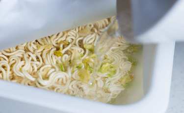 超簡単！中尾明慶さんのインスタント麺料理「口の中でフュージョンします」