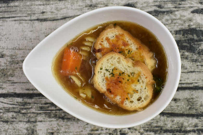 ファミマのおすすめランチ「オニオングラタンスープ」の実食画像