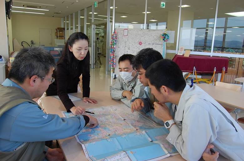 神戸市役所で被災地に派遣された職員から聞き取りをする松下さんの様子