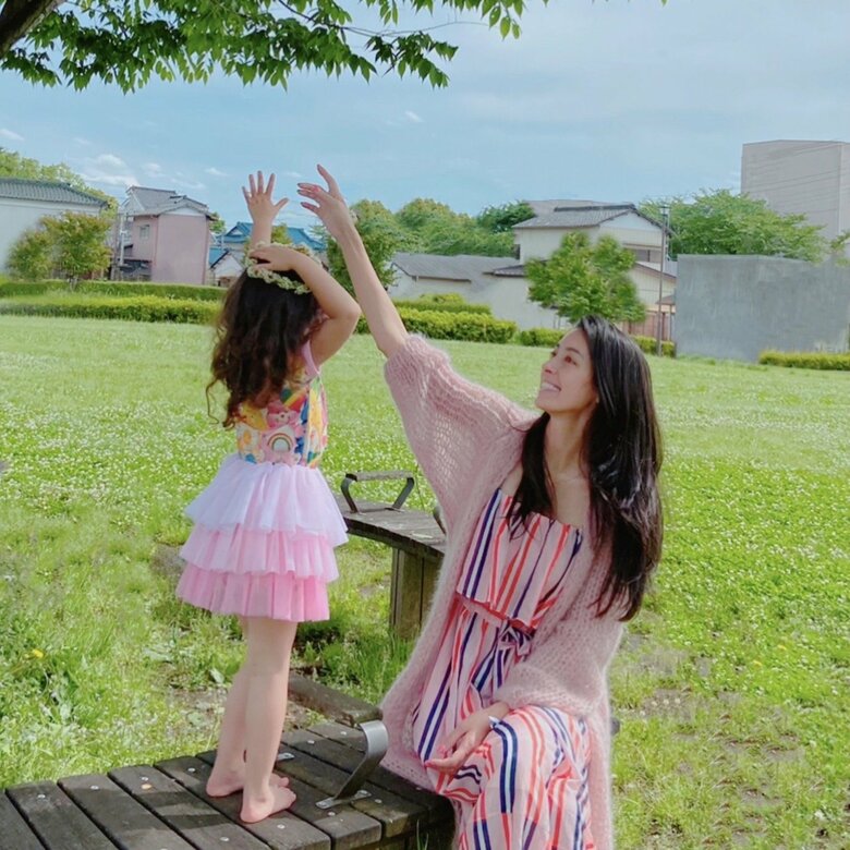 花冠をつけるお子さんと森泉さん。お手本にしたい、ピンクでコーディネートした2人のファッション