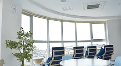 大きな窓が光を取り込む、生徒がデザインしたという展望ラウンジ