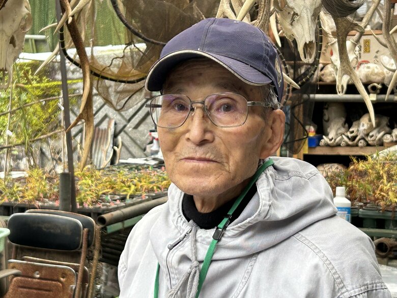 父から孫に至る親子4代が猟師と話す杉本さん