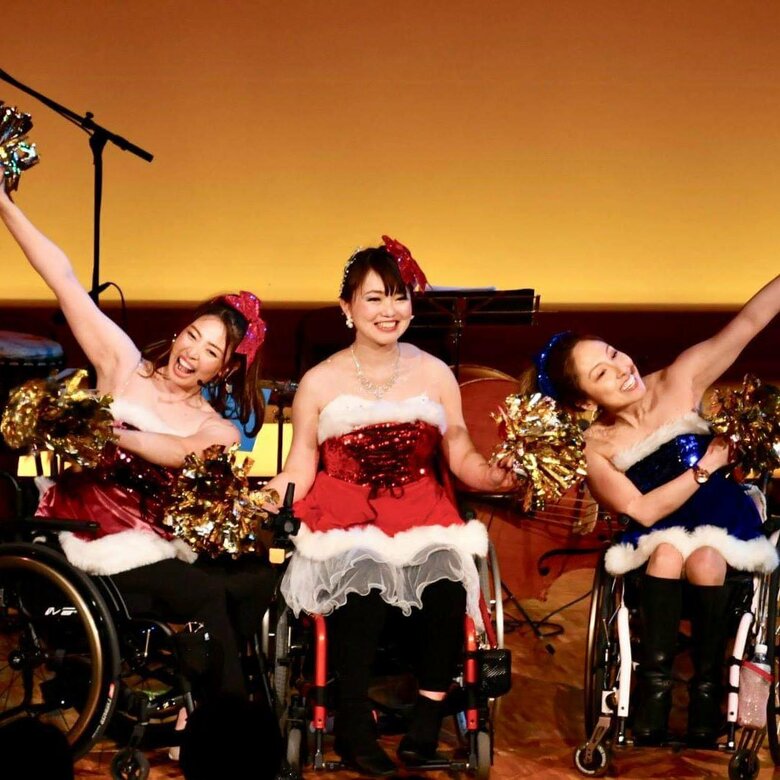 42歳のときに「ビヨンドガールズ」としてステージに（左が梅津さん）