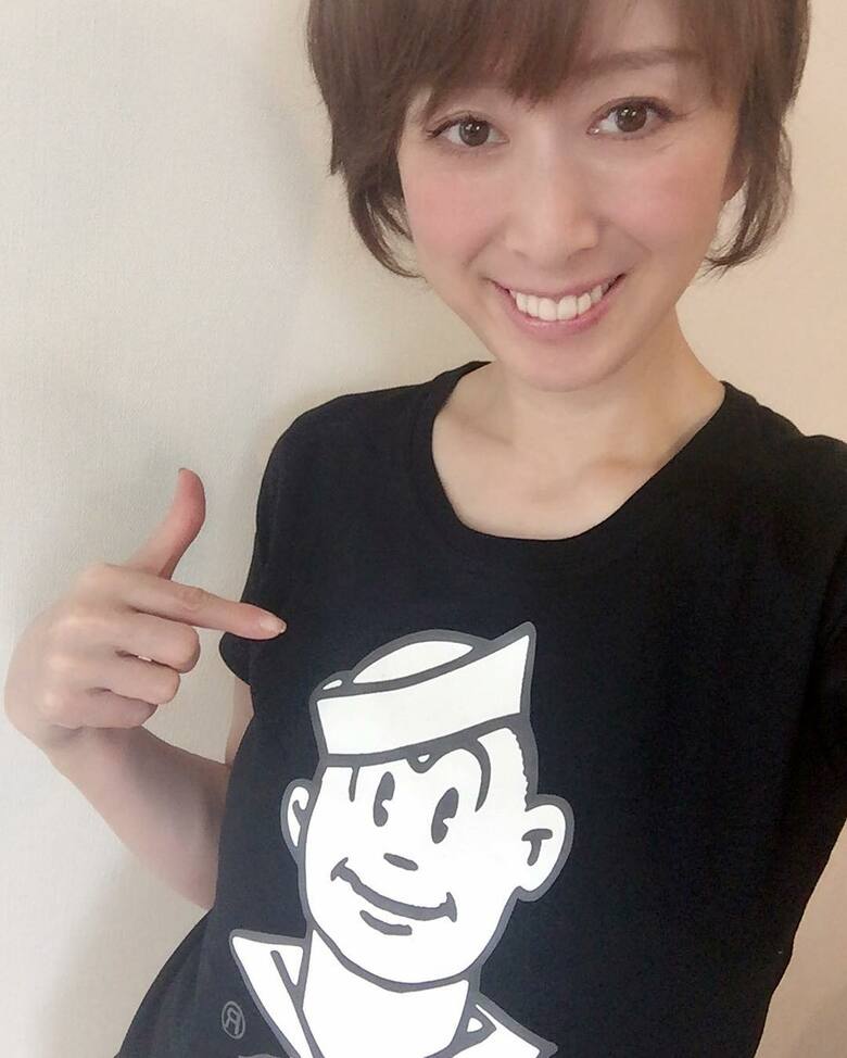 80年代リバイバル「セーラーズ」の服を着て笑顔の内海さん（Instagramより）