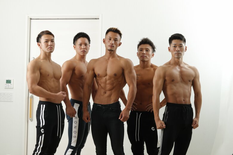介護スタッフとして働くビジョナリーのフィットネス実業団「7SEAS」メンバーの鍛え上げられた筋肉美！（写真中央が吉村さん）