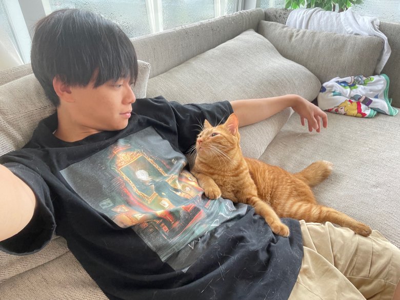 猫のリドくんと「いちゃいちゃ」する松丸さん。松丸さんのTwitterより