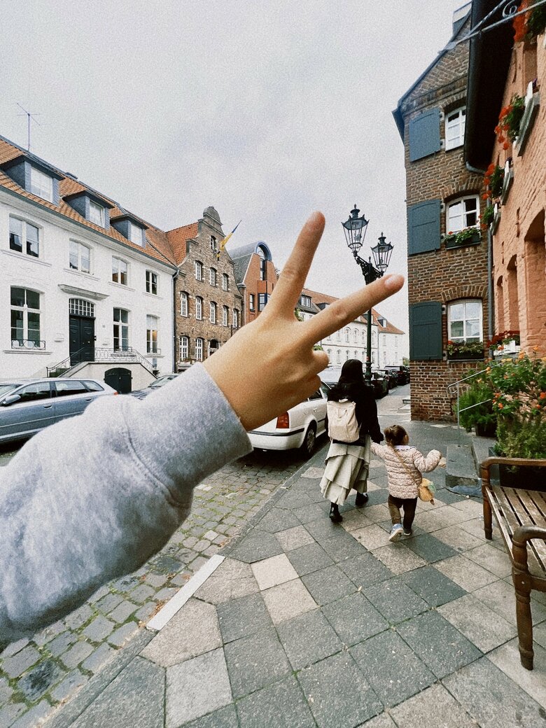 21歳で出産した娘さんはもう13歳。今や旅行のよき相棒に。写真にはピースサインの手だけ伸ばすお茶目な娘さんの一面が