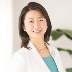 株式会社ウェルネスライフサポート研究所 代表取締役。保健師、心理相談員、ＩＣＰ認定コーチ、産業保健指導者。東邦大学看護学部非常勤講師。大学卒業後、財団法人かながわ健康財団にて、保健師、心理相談員として、健康教育に関する活動に18年間従事。2010年に独立し、㈱ウェルネスライフサポート研究所を設立。現在は、女性の健康や仕事と育児・介護の両立等のワークライフバランス、キャリアビジョン、メンタルヘルスやコミュニケーションなどをテーマにした研修や講演の他、保健師・看護師など専門職向けの研修依頼も数多い。講演実績は2,500回以上。「笑顔になる、元気になる、幸せになる」講演・研修がモットー。プライベートでは3人の男の子（21歳、17歳、14歳）の母。「幸せな女性の在り方」を心とからだと生き方を整える視点からサポートするオリジナルの研修も数多い。女性の「健やかに、自分らしく、幸せに生きる」を支援する「WOMANウェルネスプロジェクト」を2013年に発足。著書に『小さなことにクヨクヨしなくなる本』『マンガで楽しく読める
