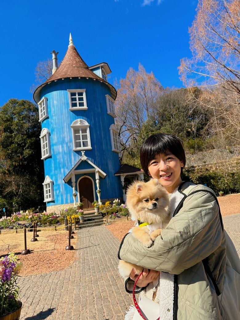昨年には大切な愛犬との出会いも。写真は念願のムーミンバレーパークでの一枚（写真提供／中山忍）
