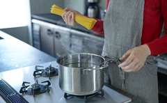 忙しいお昼の救世主!?りんごちゃん流お手軽パスタ「火も包丁も使わない！」