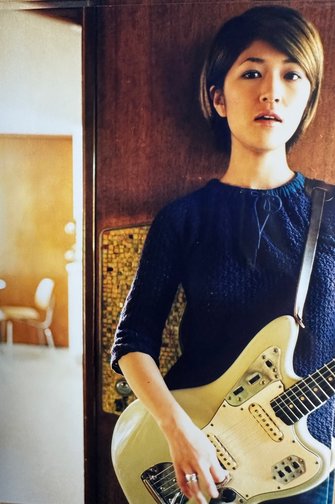 BONNIE PINK「砂場でピンク・レディーをまねて」シンガーソング