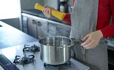 忙しいお昼の救世主!?りんごちゃん流お手軽パスタ「火も包丁も使わない！」