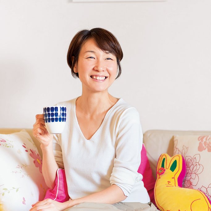 リビングで寛ぐ島本美由紀さん