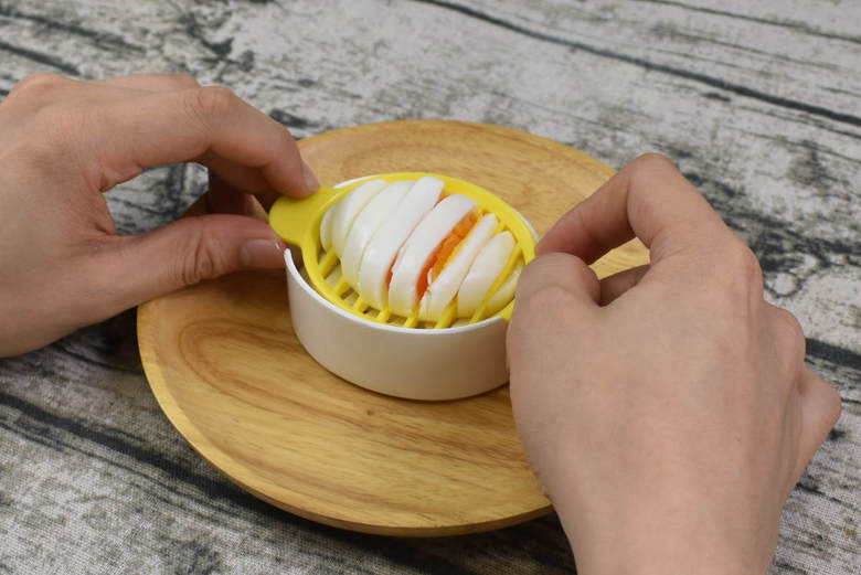 セリアのおすすめキッチン用品「3way卵切り器」の使用中画像3