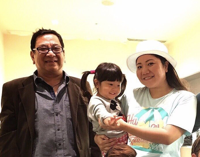 「素敵な笑顔は遺伝ですね」仲宗根泉さんと娘、父の親子3世代ショット