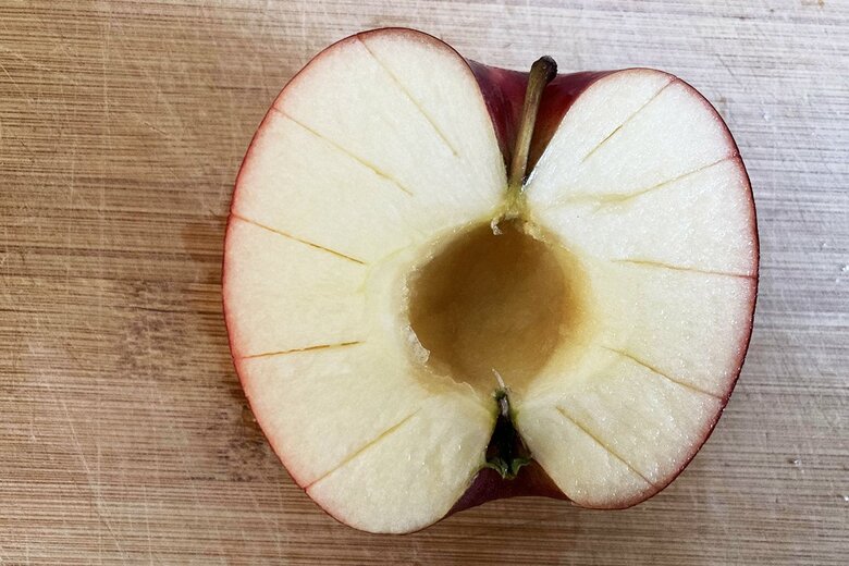 【作り方5】果肉の方も外側に向かって放射線状に少し深めに切り込みを入れる