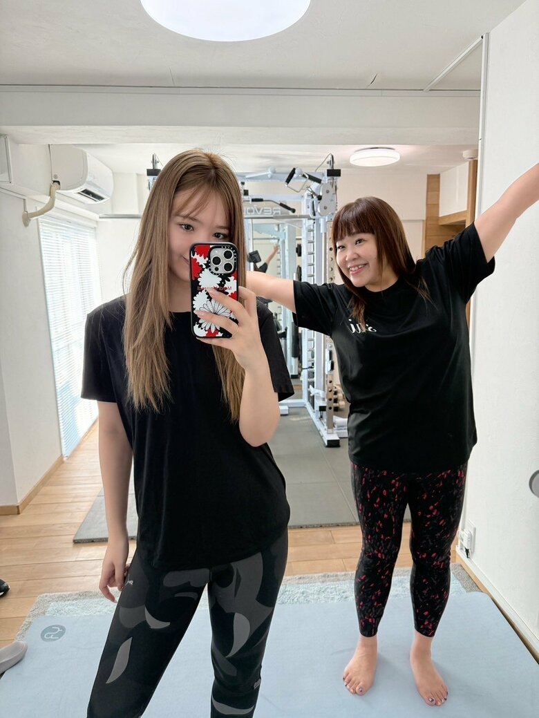 一緒にトレーニングに挑む母娘の仲良しショット