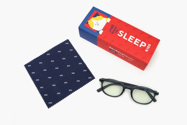 「JINS SCREEN FOR SLEEP FOR KIDS」には睡眠を連想させる“薔薇をイメージした香り”がする香り袋と紙製の折り畳みケース、専用メガネ拭きが付属