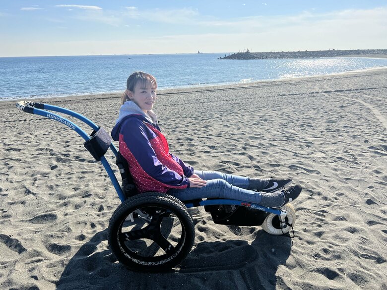 ビーチクリーン活動も行っている有本さん。砂浜を走れる特別な車椅子に乗って