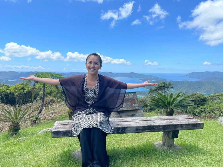 澄んだ青空と海が圧巻！の故郷・奄美大島で笑顔を見せる元ちとせさん