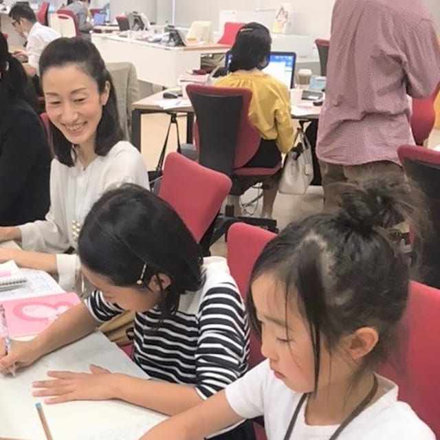 同じデスクで過ごすママ社員と子どもたち