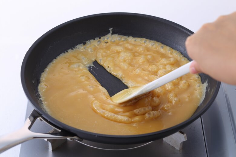 【作り方2】だんだんと黄色く色づき、とろみが出てくるので、鍋底にヘラのあとが見えてくるくらいまで煮詰める