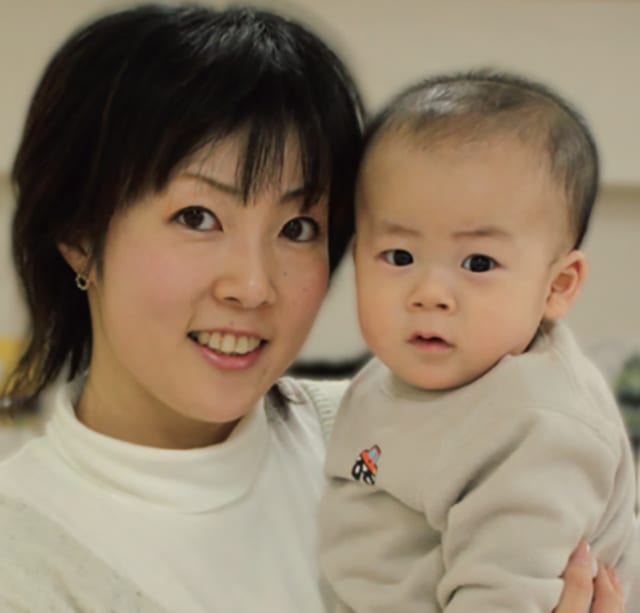 2011年12月ごろ、赤ちゃんを抱っこする荒木さん