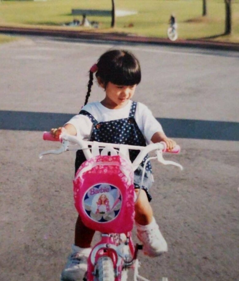 前髪ぱっつんも可愛い！自転車に乗る幼少期のhanaさん