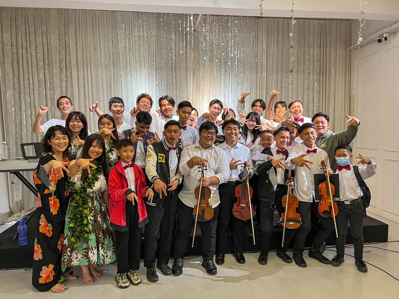 一緒に訪問した日本人家族との活動を「マタハリ沖縄」と名付け、マレーシアの子どもたちと一緒に演奏を楽しむ玉城千春さん　協力／認定NPO法人CFFジャパン　