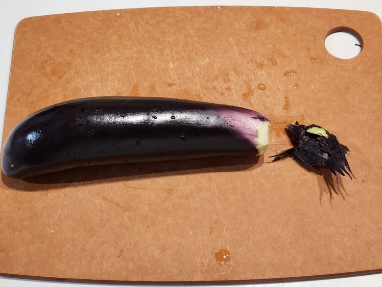 【冷凍保存の場合1】水洗いしてヘタを取る