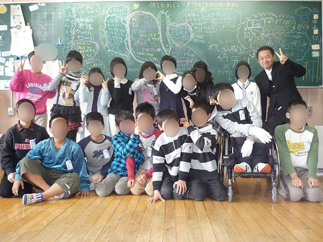 請戸小学校の子どもたちと武内さん（写真右上）／ご本人提供