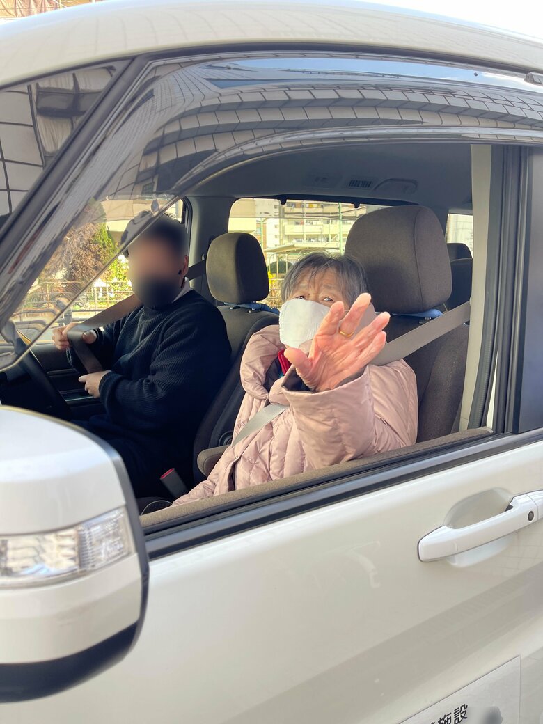 デイサービスに送られる山田さんのお母さん