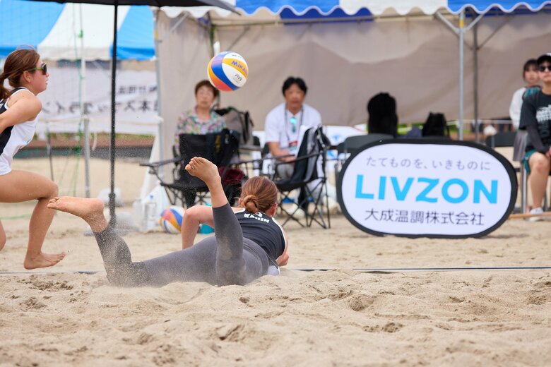地面が砂だから思い切って飛び込んでボールを拾う堀さん