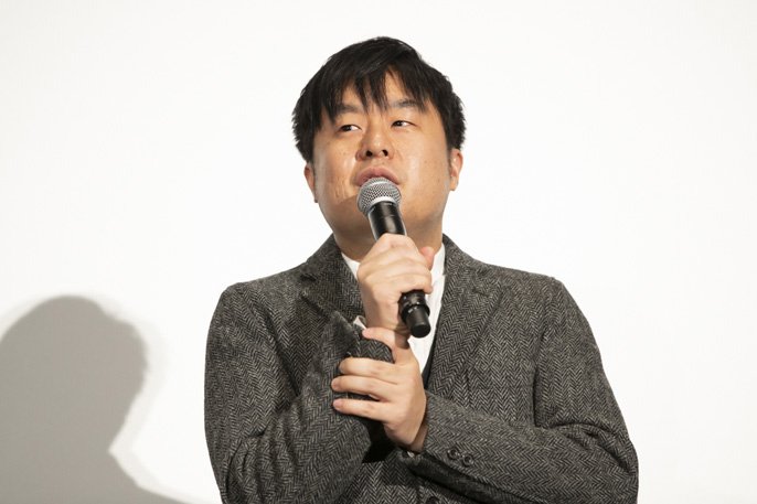 有本さんとの思い出を語る塩谷監督