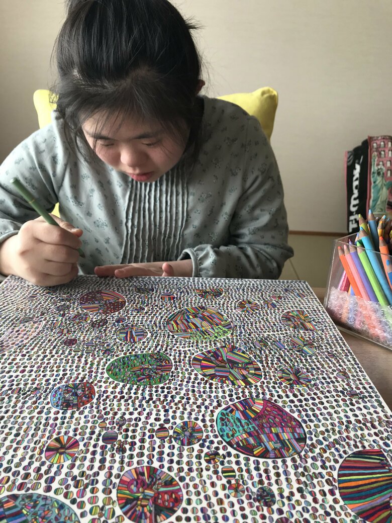 「宇宙」というタイトルの絵を製作中の美貴さん（Amour Briller MIKI(R)）