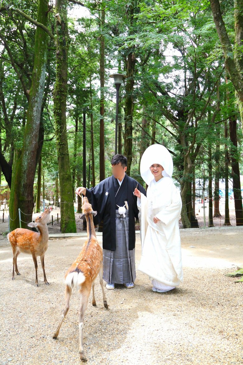 42歳で現在の旦那さんと結婚。奈良で挙げた結婚式には鹿も飛び入り参加