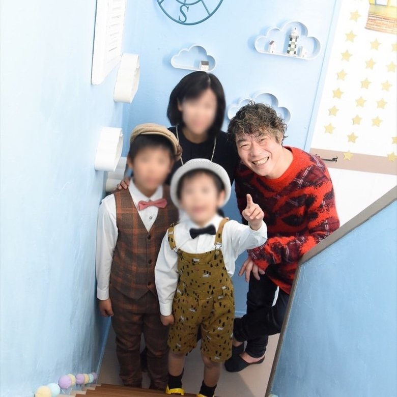 自身を「ポンコツな父親」と言うが、子煩悩なよきパパの一面も