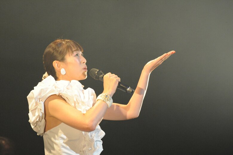 大学を辞めて上京し歌手の道へ