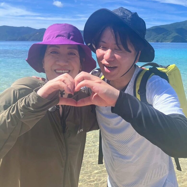 結婚23年でも仲睦まじい2人（右は夫の川谷修士さん）