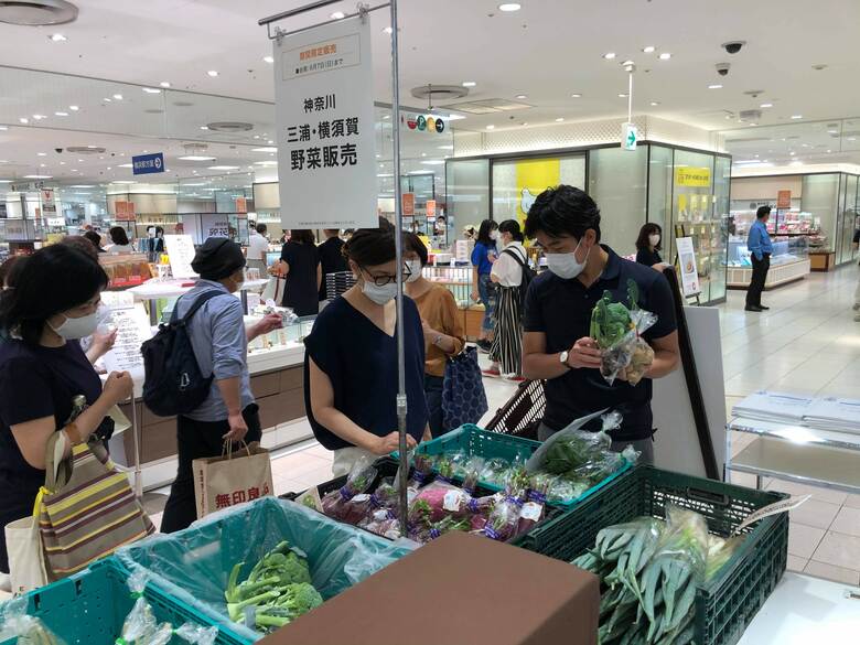 地元野菜を直接消費者に販売する手伝いも。一番右が高橋さん