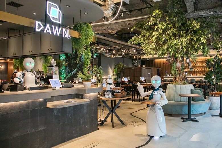 「分身ロボットカフェ DAWN Ver.β」で接客をする「OriHime-D」