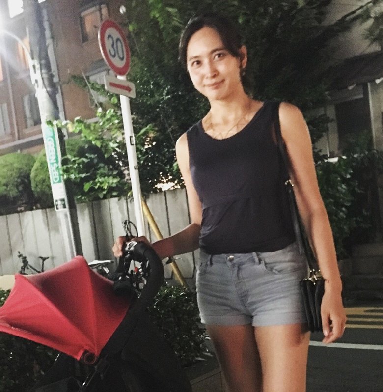 ベビーカーを押している加藤夏希さん。小麦色の肌が綺麗