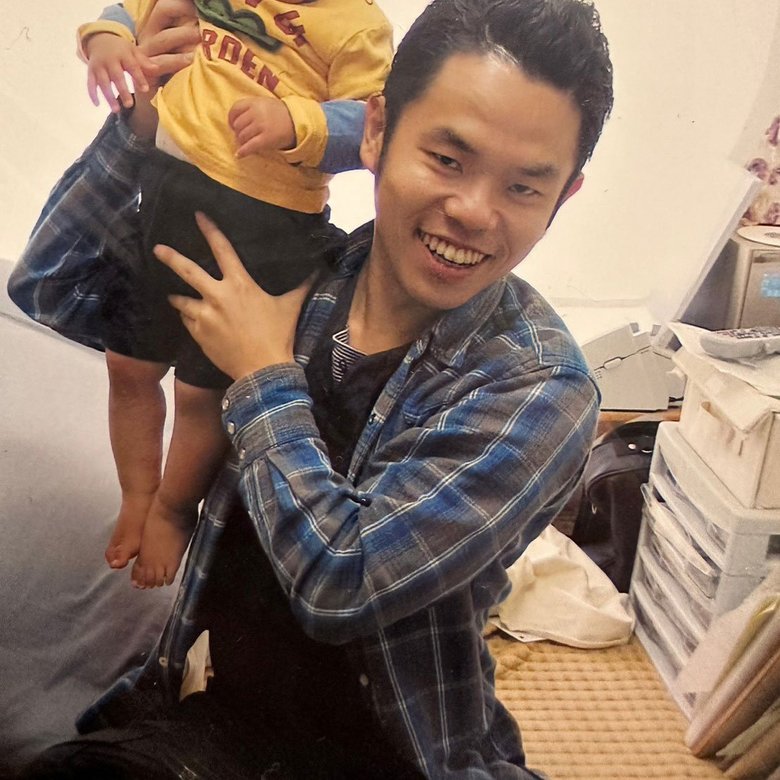 妻のりえさんと出会った当時の津田さん、友達の子どもを抱えて