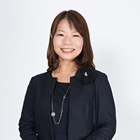 株式会社タニタ開発部主席研究員。大学研究室でタニタと共同研究を行い、卒業後にそのまま同社へ入社し、開発部に配属。1997年に当時社内最年少かつ女性初の技術系課長（生体科学課）となる。2006年男児を出産。開発企画課課長や主任研究員を経て、17年より日本活性化プロジェクトメンバーとして現職に従事。