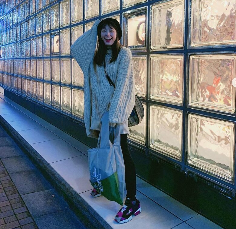 スニーカーにベレー帽。カジュアルな私服もおしゃれ！