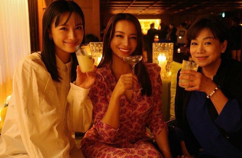 「目元がそっくり！」高橋姉妹と母のペンさん