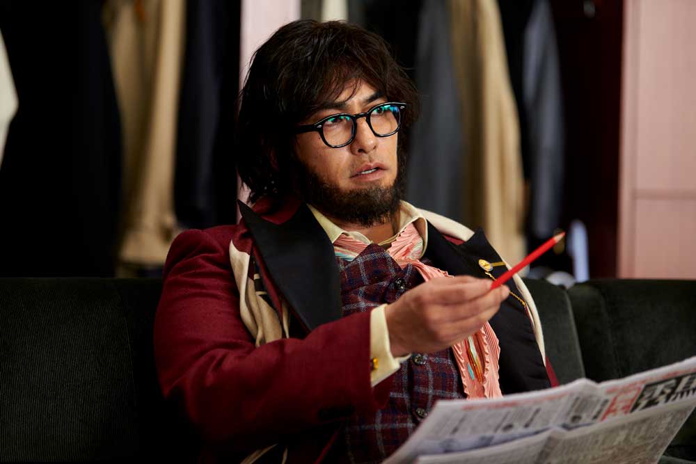競馬新聞を見る北村一輝