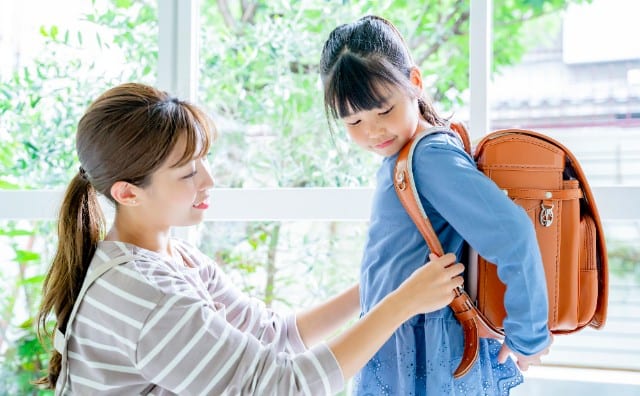 防災について話す親子