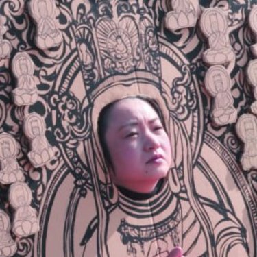 「寺からも依頼が」仏像顔出し看板を10年で50体作った女性「目標は100体」